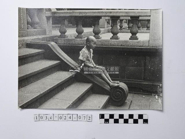 黃則修攝男童藏品圖，第1張