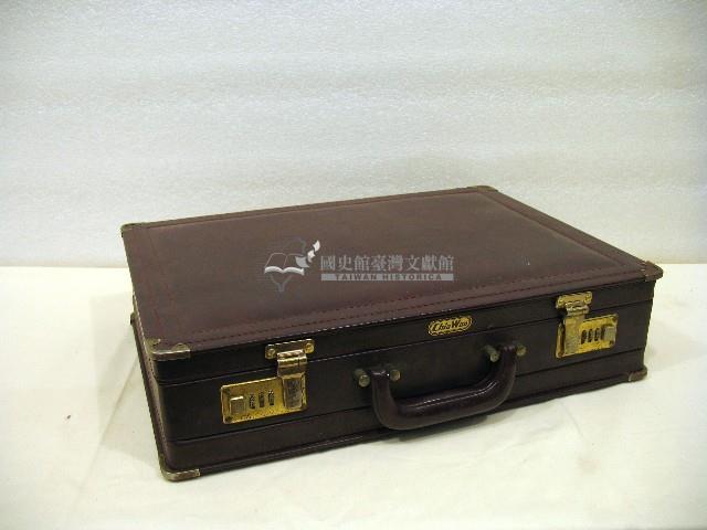 Chia Wan牌長方形密碼鎖式皮箱藏品圖，第1張