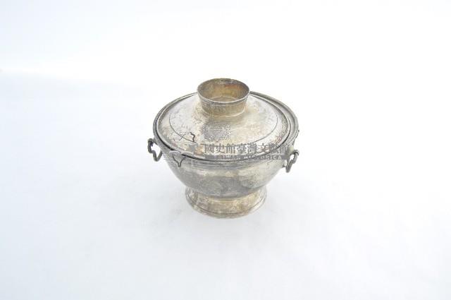 總督府徽紋雙繫環帶蓋銀碗三套組藏品圖，第1張