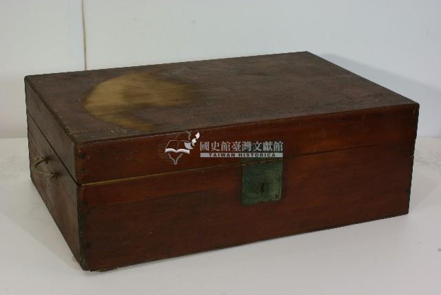 木製雙環扣帶鎖衣箱藏品圖，第1張
