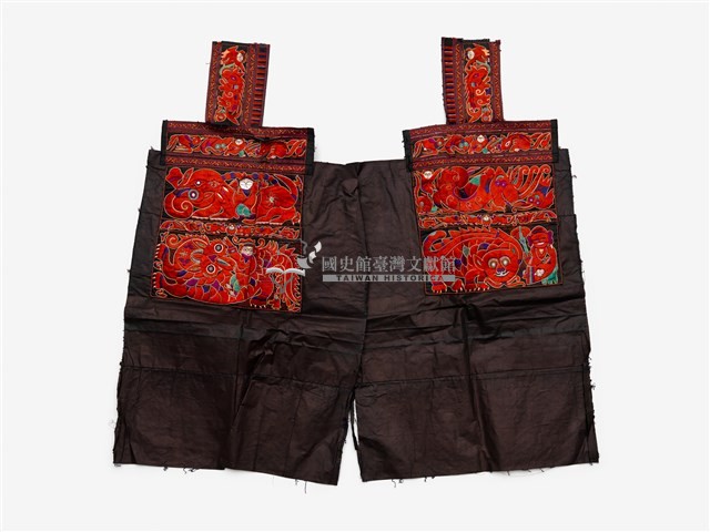 中國施洞苗族深褐色底紅刺繡繡片藏品圖，第1張