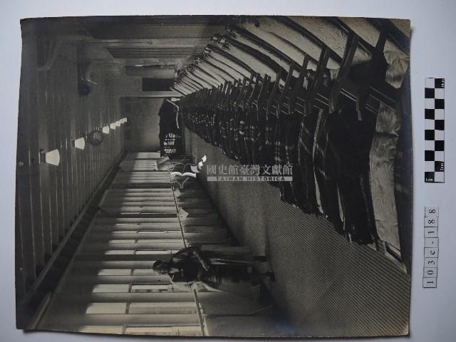 走廊上的女士藏品圖，第1張