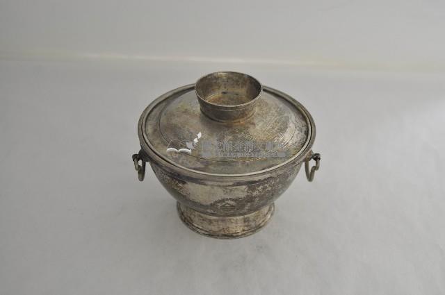 總督府徽紋雙繫環帶蓋銀碗三套組藏品圖，第1張