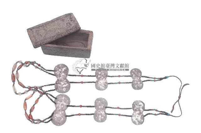 卑南族串珠胸飾及容器藏品圖，第1張