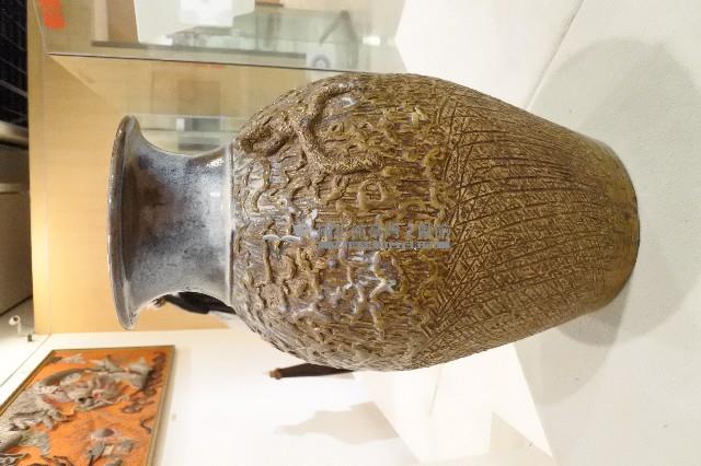 灰釉繩紋耳花瓶藏品圖，第1張