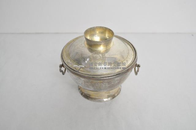 總督府徽紋雙繫環帶蓋銀碗三套組藏品圖，第1張