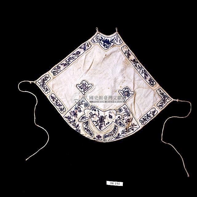 福壽兩全刺繡扇形白棉肚兜-國史館臺灣文獻館-藏品資料-19990011702