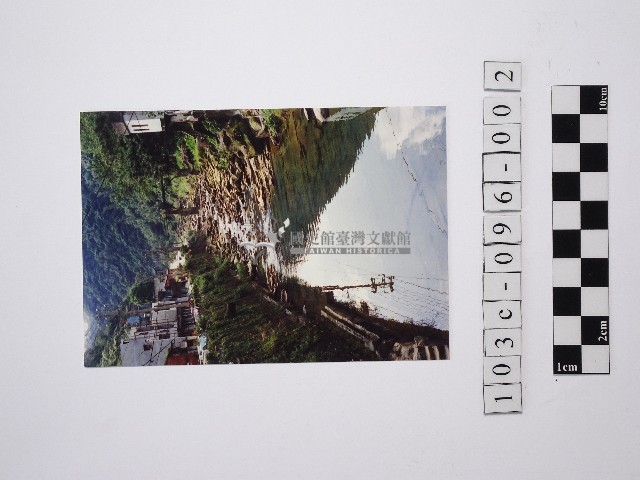 黃則修攝溪流與家屋藏品圖，第1張