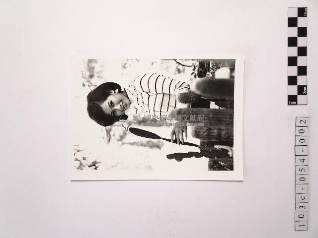 黃則修攝女藝人方欣藏品圖，第1張