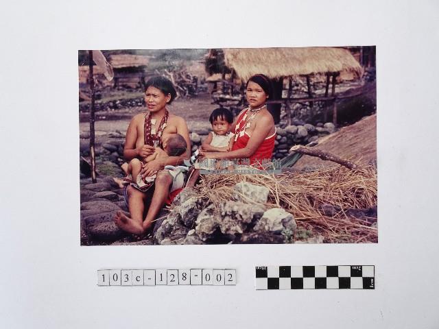 黃則修攝兩名婦女與兩名孩童藏品圖，第1張