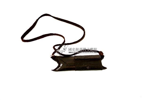 卲族護身皮袋藏品圖，第1張