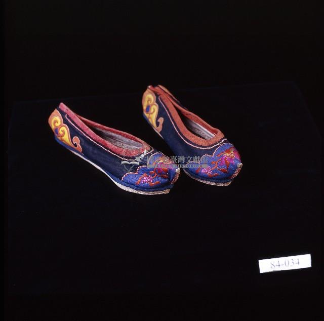 客家婦女翹頭繡花鞋藏品圖，第1張
