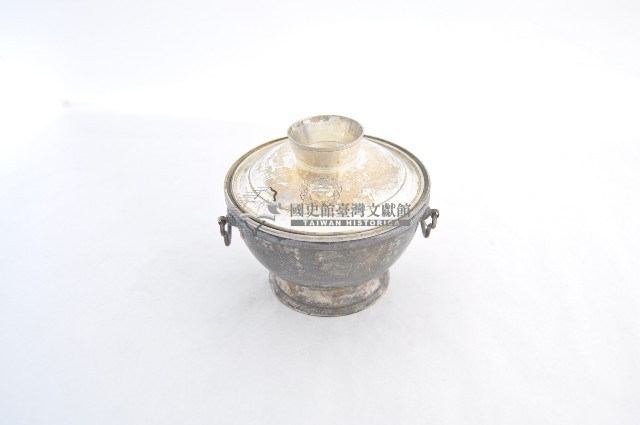 總督府徽紋雙繫環帶蓋銀碗三套組藏品圖，第1張