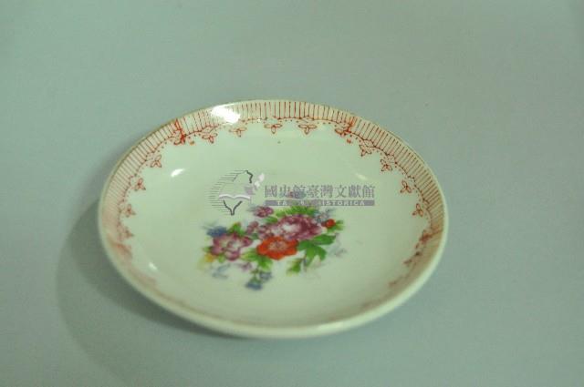 金口白地印花彩繪折枝花卉紋瓷碟藏品圖，第1張