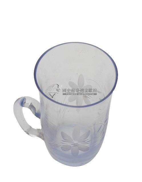淡藍色透明花卉紋提把杯藏品圖，第1張