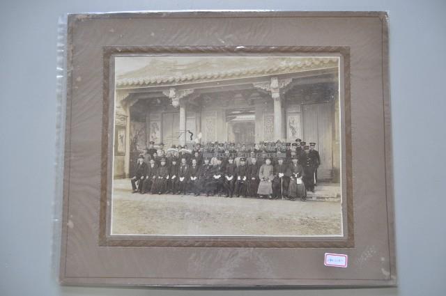 背景閩式建築前之合照藏品圖，第1張