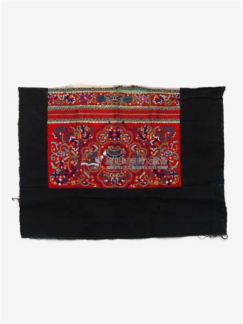 中國臺江苗族紅底綠色刺繡繡片藏品圖，第1張