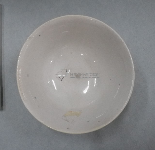 青花青線瓷碗(兩件)、彩繪寫意花卉紋瓷碗（多組）藏品圖，第1張