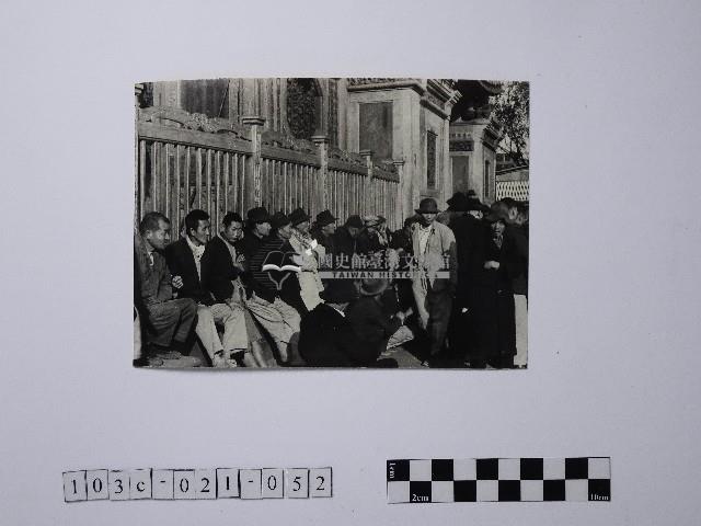 黃則修攝男子合影照藏品圖，第1張