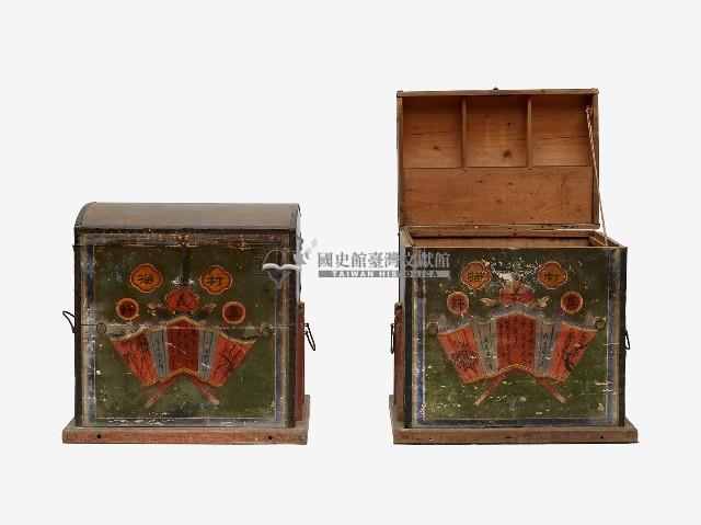 打貓集義軒木製戲箱一對藏品圖，第1張