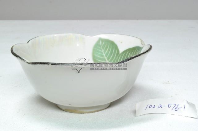 黑口五瓣式花口貼花紅綠彩櫻花紋瓷碗藏品圖，第1張