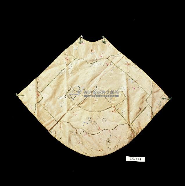 日式櫻花菱紋扇形刺繡肚兜藏品圖，第1張