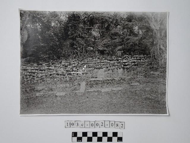 黃則修攝石板人頭櫃藏品圖，第1張