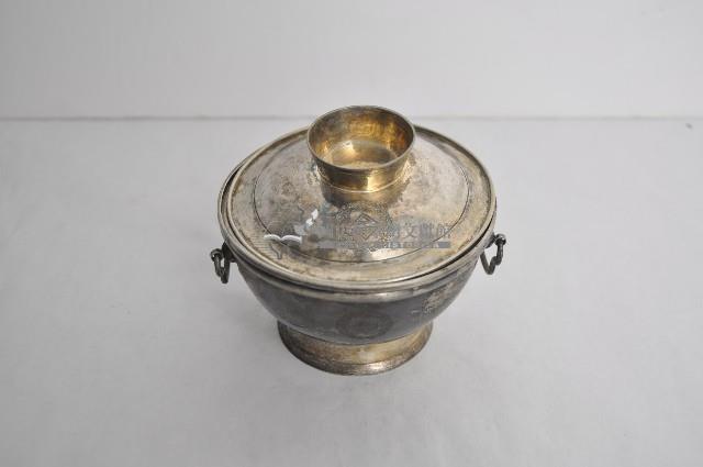 總督府徽紋雙繫環帶蓋銀碗三套組藏品圖，第1張