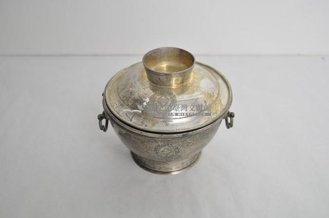 總督府徽紋雙繫環帶蓋銀碗三套組藏品圖，第1張