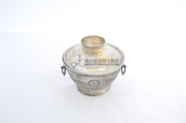 總督府徽紋雙繫環帶蓋銀碗三套組藏品圖，第1張