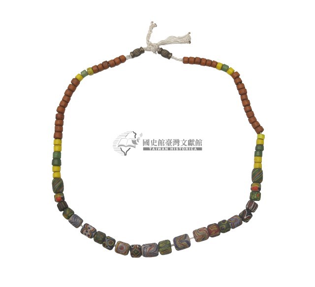 排灣族多彩琉璃珠項鍊藏品圖，第1張