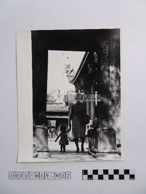 黃則修攝母親與孩童藏品圖，第1張