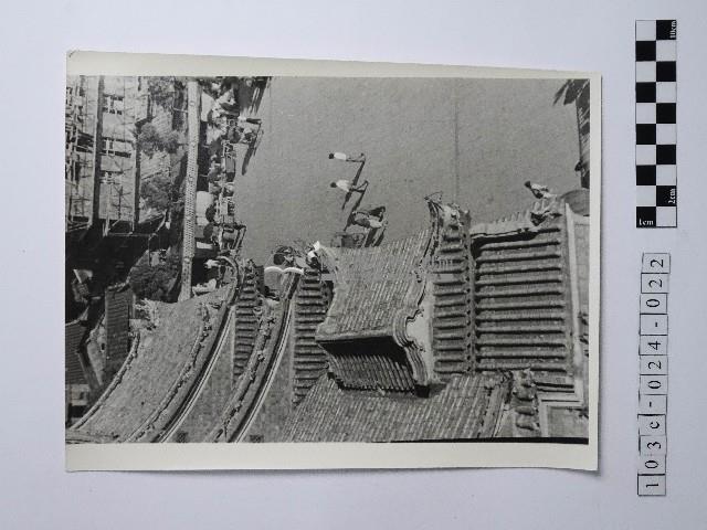 黃則修攝廟埕側拍照片藏品圖，第1張