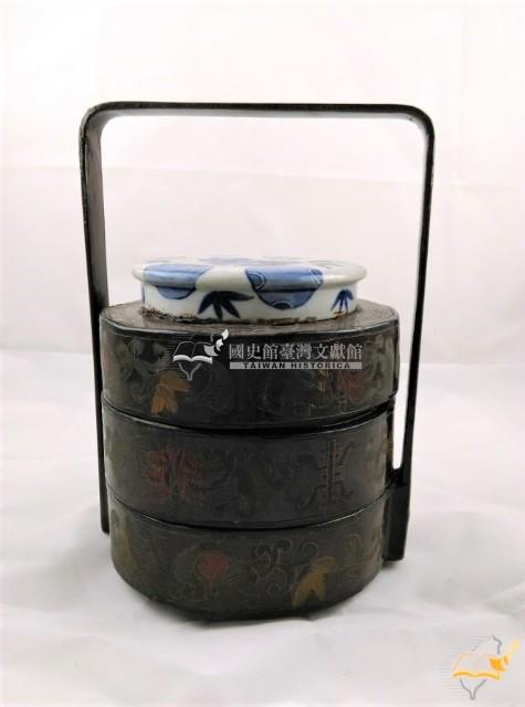 提梁青花丸型紋帶蓋圓形漆器雙層盒藏品圖，第4張