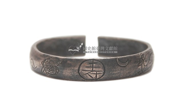 金屬製壽字刻紋手環一對藏品圖，第4張