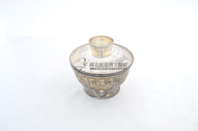 總督府徽紋雙繫環帶蓋銀碗三套組藏品圖，第2張