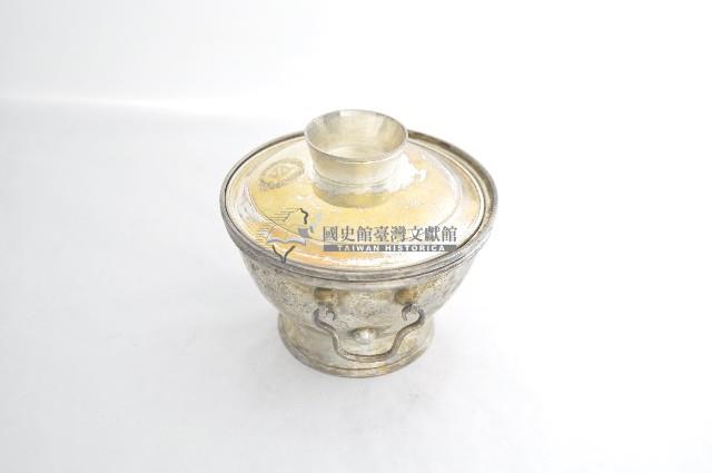 總督府徽紋雙繫環帶蓋銀碗三套組藏品圖，第2張