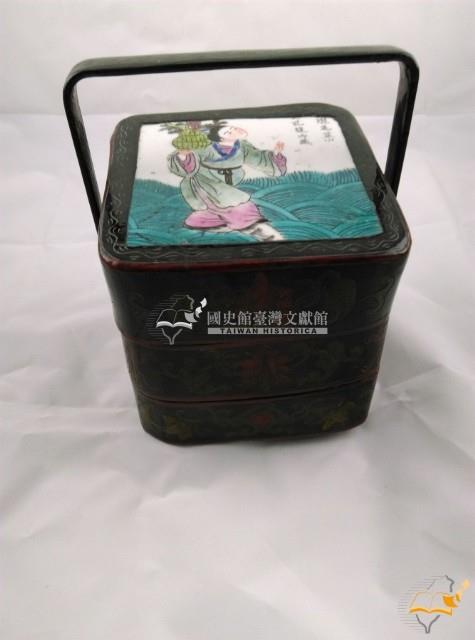 提梁彩繪麻姑獻瑞紋帶蓋方形漆器雙層盒藏品圖，第2張