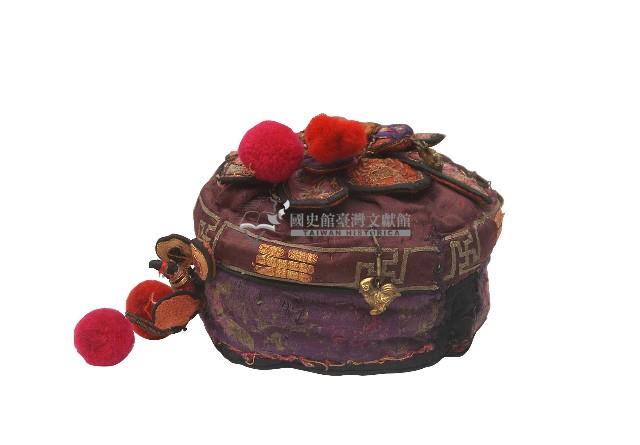 紫色卐字繡樣童帽藏品圖，第2張