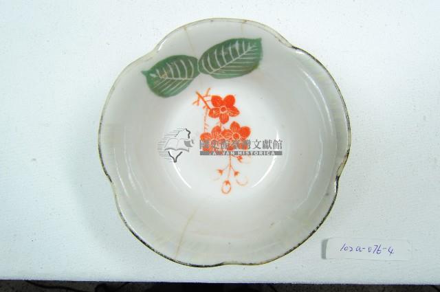 黑口五瓣式花口貼花紅綠彩櫻花紋瓷碗藏品圖，第2張