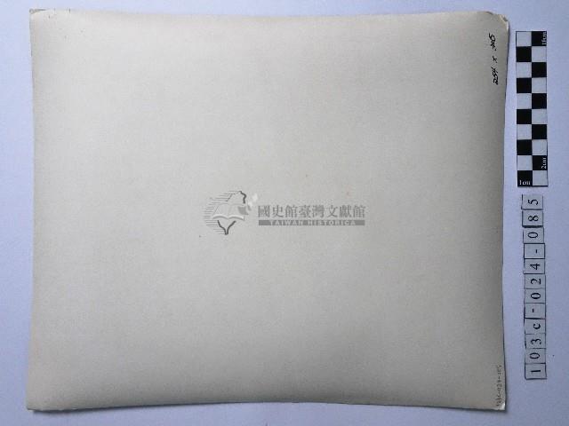 黃則修攝男孩與倒影藏品圖，第2張