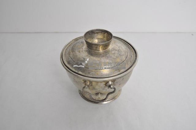 總督府徽紋雙繫環帶蓋銀碗三套組藏品圖，第2張