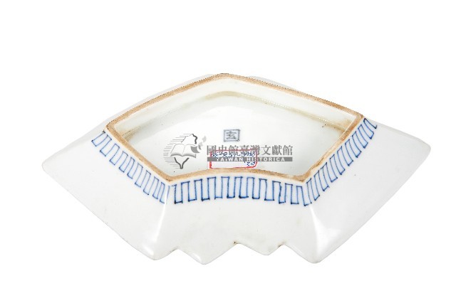 青花山水樓閣襷紋雙結型皿藏品圖，第2張