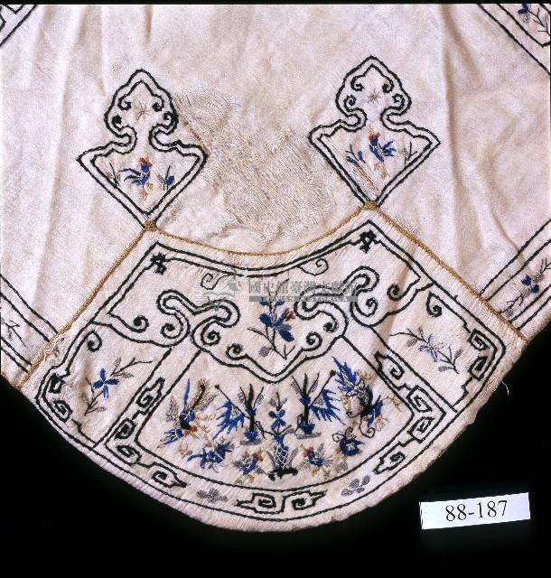 群祥畢至刺繡扇形白緞肚兜藏品圖，第2張