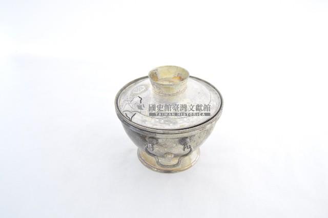 總督府徽紋雙繫環帶蓋銀碗三套組藏品圖，第2張