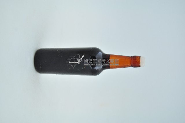 黑色不透明玻璃小型酒瓶藏品圖，第2張