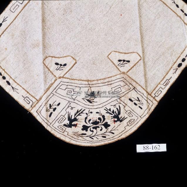 鳳戲牡丹刺繡扇形白棉肚兜藏品圖，第2張