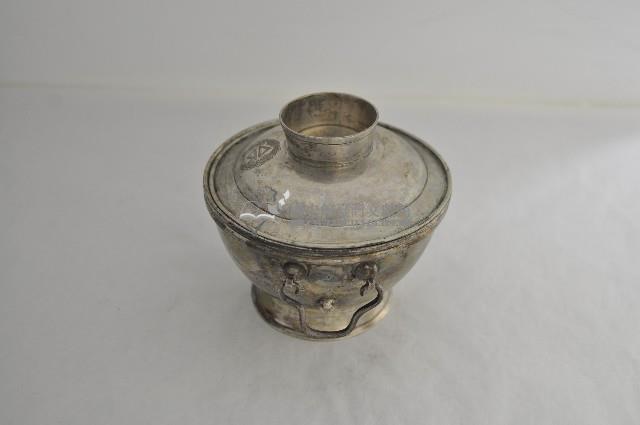 總督府徽紋雙繫環帶蓋銀碗三套組藏品圖，第2張