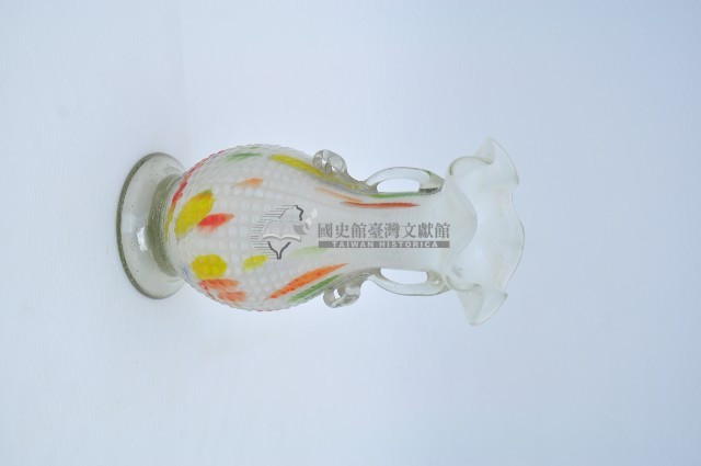 花口雙繫耳彩飾玻璃直頸瓶藏品圖，第2張