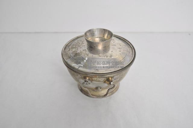 總督府徽紋雙繫環帶蓋銀碗三套組藏品圖，第2張